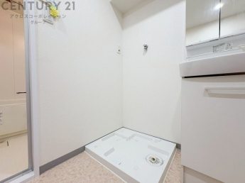 洗濯物の仕分け作業がしやすく、整理整頓が容易になります。洗濯音や湿気を他の部屋に持ち込まず、生活環境を快適に保ちます。上部を活用すれば収納スペースを確保でき洗剤や洗濯用品の整理もしやすくなります。
