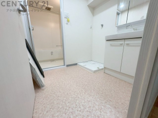 衣服の収納や脱ぎ着や整理整頓がしやすく、湿った衣類を乾燥させるスペースがありカビや臭いの発生を防ぎます。床の汚れを他の部屋に持ち込まず清潔を保つことができます。また快適な入浴環境の整備にも役立ちます。