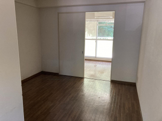 キッチンと居室（奥）