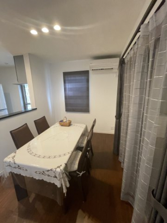 床暖房完備しています。
足元からじんわりと部屋全体を暖めてくれます
エアコンやファンヒーターのように風がでないためホコリに気にせず食事をすることができます