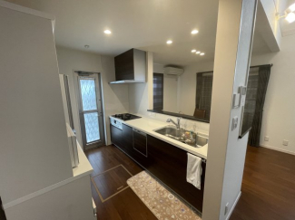 勝手口があり、生ごみを屋外に保管できる場所を確保できます
万が一の火災時などに、玄関以外の避難経路としても利用可能
食洗器も完備されている為共働きの家庭の方の時短にも活躍します！