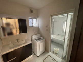 洗面横に収納がある為、洗剤・タオルの収納などに活用できます