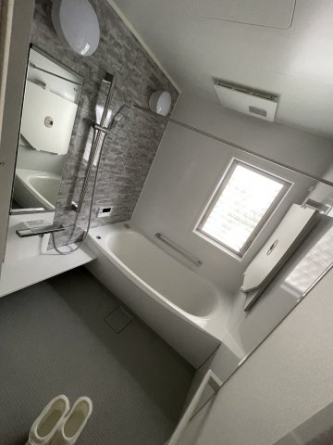 スライドバー付きのシャワーフックがある為、座った時・立った時に合わせて自由に高さを変えられるため便利です！
浴室乾燥機があるので雨天時にも活躍します