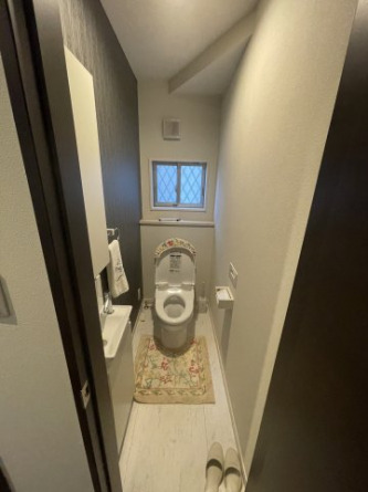 トイレ内に独立した手洗い器が設置してあり、手が洗いやすく衛生的です
ウォシュレット（温水洗浄便座）も完備されており、快適性もあります