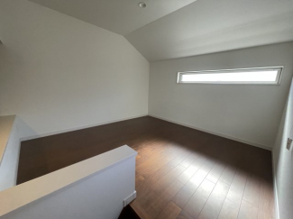 ロフト
2階を上がった所に少し階段があり約5畳のスペースがあります
上部天井までも高く立って移動することが可能です
書斎・ワークスペースなどに活用できます
