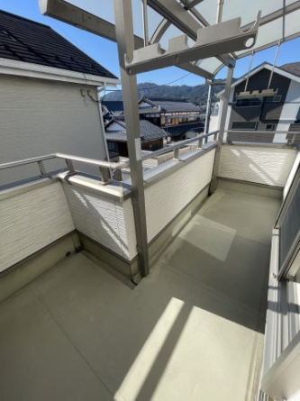 屋根が完備されているため雨の際でもある程度洗濯物が濡れるのを防いでくれます