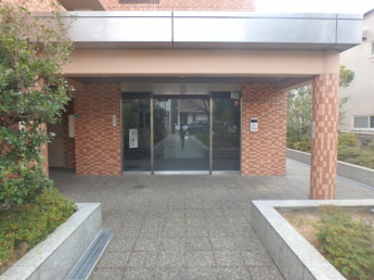 落ち着いたエントランスです