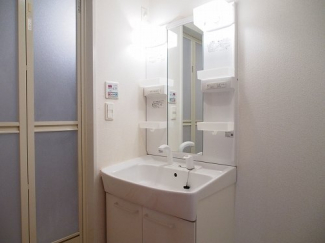 ゆったりとスペースのある洗面所