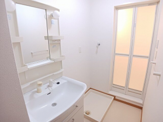明るい洗面所です