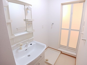 明るい洗面所です