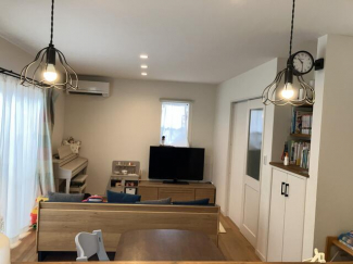 明るいリビング、床：もみの木