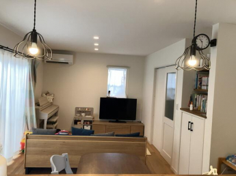 明るいリビング、床：もみの木