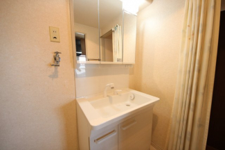 2025年リフォームされた三面鏡の洗面台