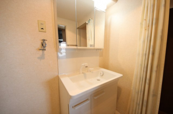 2025年リフォームされた三面鏡の洗面台