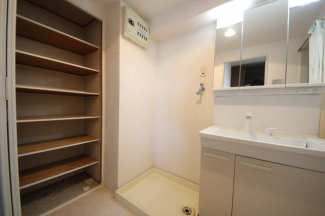 右から洗面台、洗濯機パン、収納棚