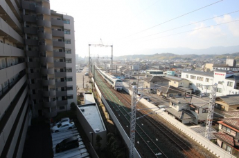 通路側の眺望、目の前をJRが通るので、電車好きにはたまりません