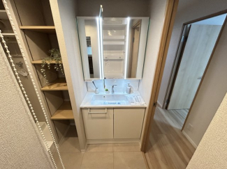 独立洗面化粧台が付いています