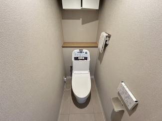 落ち着いた色調のトイレです
