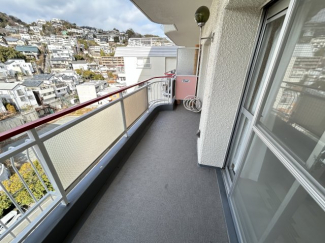 外からの目が気にならないバルコニーで洗濯物が干せます