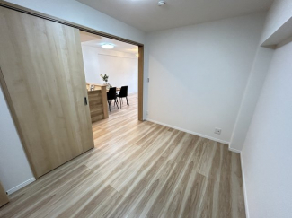 落ち着いた色調の洋室です