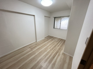 コンパクトで使いやすい洋室です