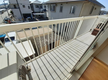 落ち着いた時間を過ごせるバルコニーです