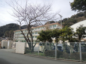 八幡浜市立松柏中学校まで137m