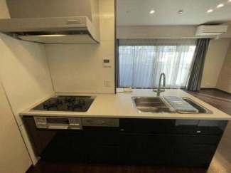 リビングを見渡せるキッチンです。