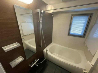 ゆったり空間の浴室です。 角部屋のため浴室に窓があります。