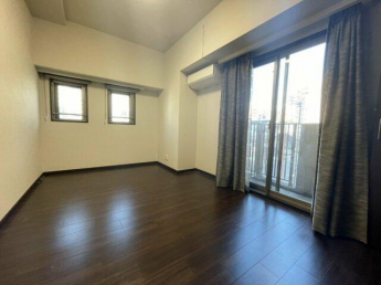 北東洋室です。 バルコニーあります。