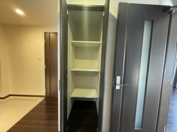 通路の収納です。