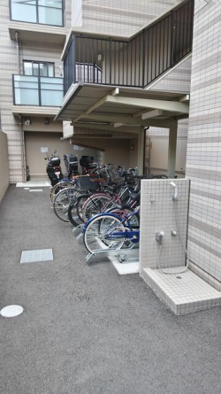 駐輪場　１台１００円／月　ペット洗い場有
