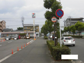 セブンイレブン松山湯渡町店まで225m