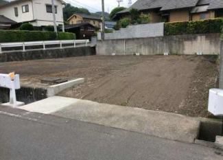 松山市鷹子町の駐車場の画像