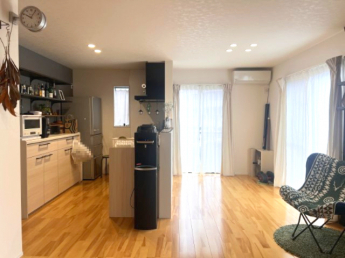 システムキッチンには背面収納あり。対面キッチンです。