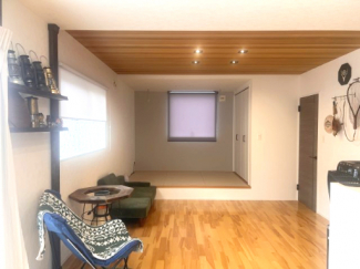 リビングの一部は天然木のレッドシダー貼り。小上がりの畳コーナーには大容量の収納付き。