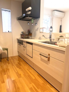 ３口（2口IH＋1口ラジエントヒーター）、食器洗い乾燥機付き。