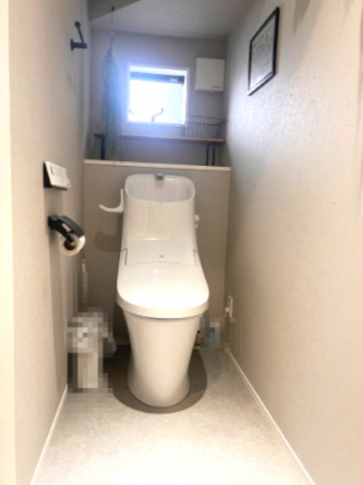 1Fトイレ。階段下を生かしたスペースにあります。