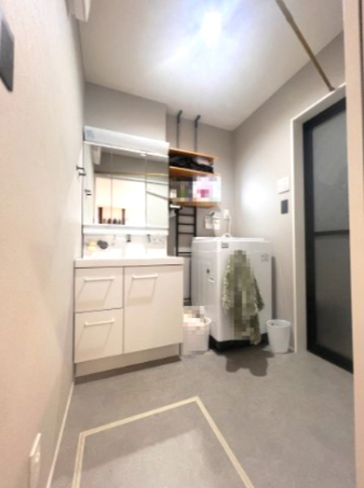 独立洗面台と洗濯機スペース。