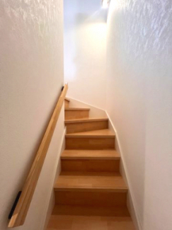 まわり階段。オシャレな手すり付きです。