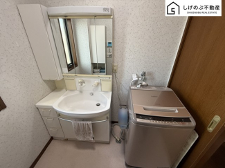 大きな三面鏡付きの洗面台で毎日の身だしなみもばっちりですね。