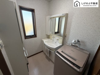 大きな三面鏡付きの洗面台で毎日の身だしなみもばっちりですね。