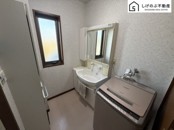 大きな三面鏡付きの洗面台で毎日の身だしなみもばっちりですね。