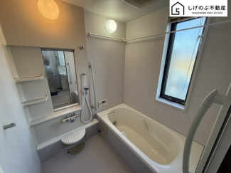 窓付きのバスルームは、明るく換気環境も良好。日中の入浴も気持ちよくお使い頂けそうです。