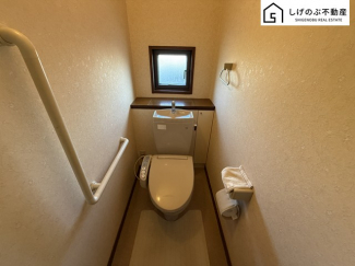 換気にも配慮した窓付きのトイレスペースとなっています。