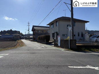 前面道路含む現地写真です。