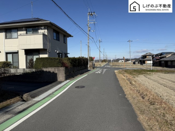 前面道路含む現地写真です。