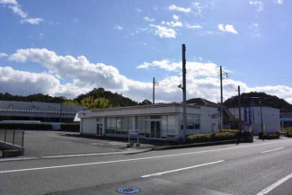 西側道路歩道からの外観