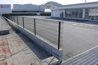 隣地との境界フェンス