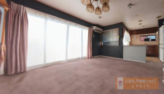 リビング、AIで家具を一部消しています